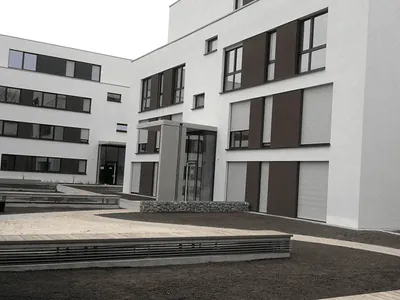 Moderne Wohngebäude mit weißem Putz und dunklen Fensterbändern. Essen, Märkische Straße (Großansicht)