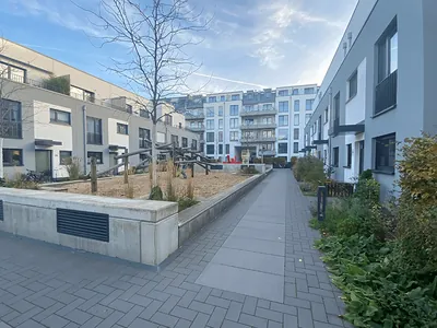Wohnanlage mit gepflastertem Innenhof und Grünflächen. Köln, Severinstraße (Großansicht)