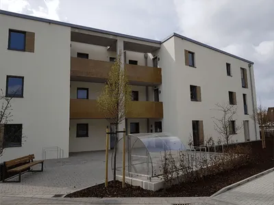 Dreigeschossige Wohnhäuser mit Holzverkleidung an den Balkonen
